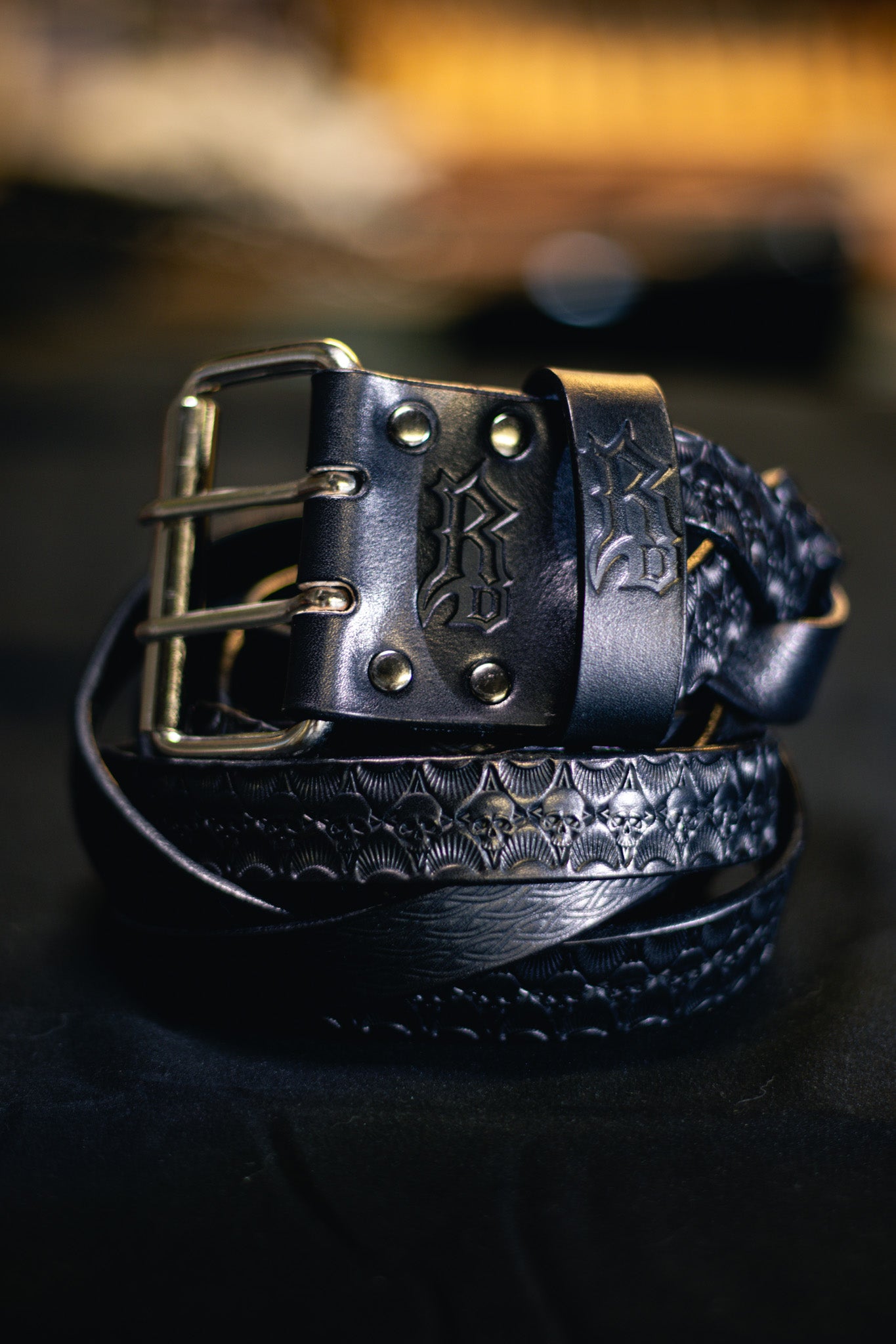 Ceinture en cuir de caractère— repoussée à la main