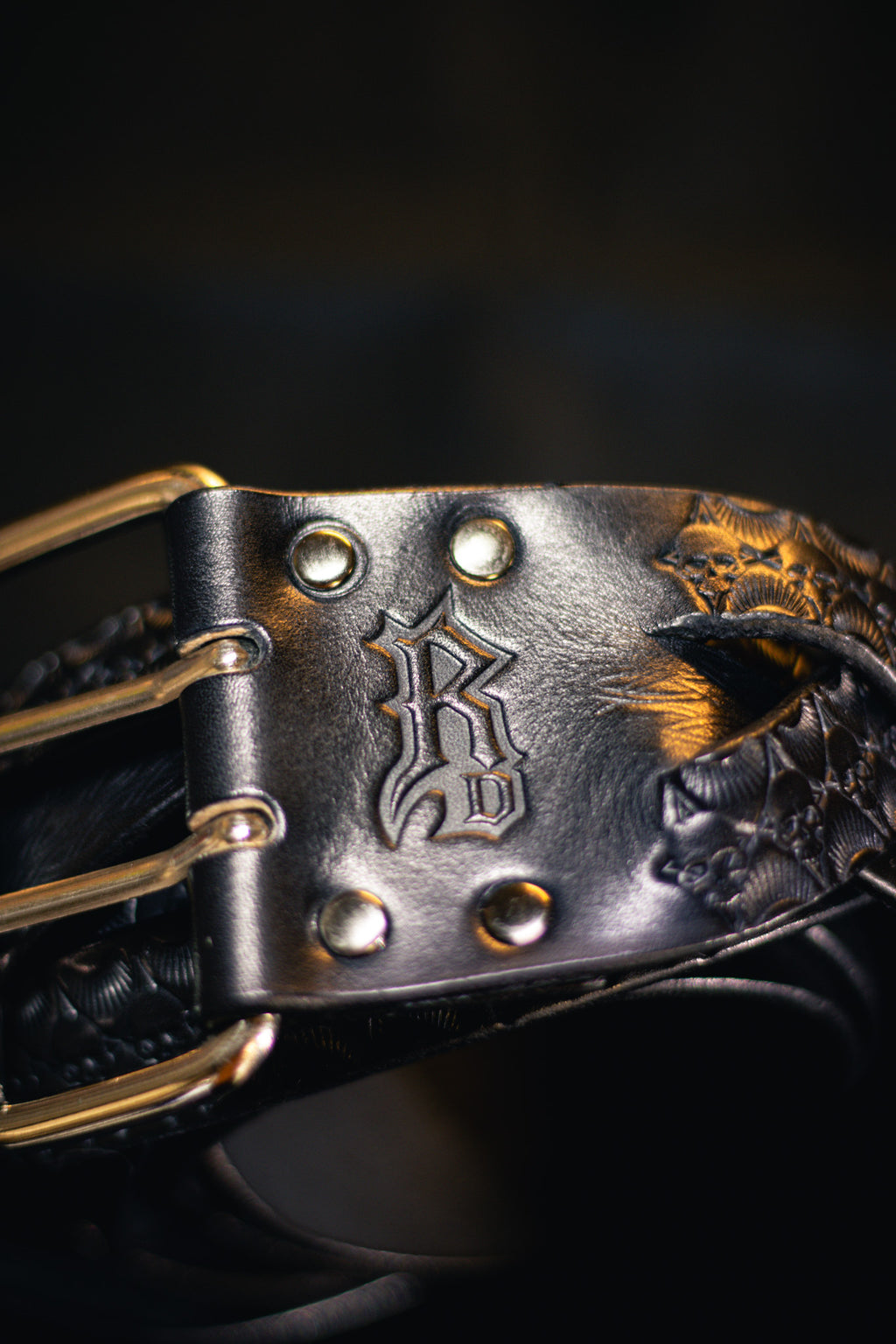 Ceinture en cuir de caractère— repoussée à la main