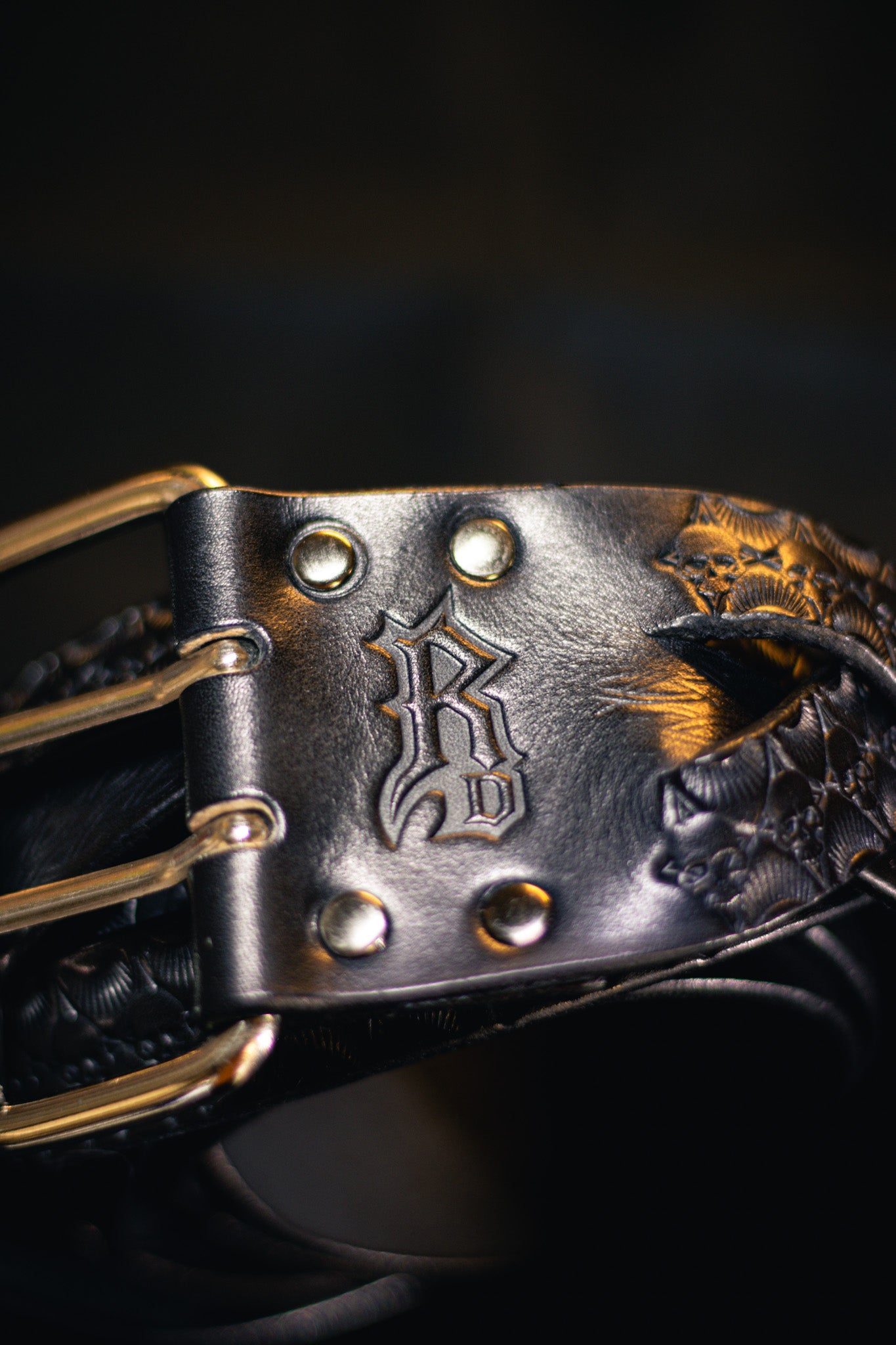 Ceinture en cuir de caractère— repoussée à la main