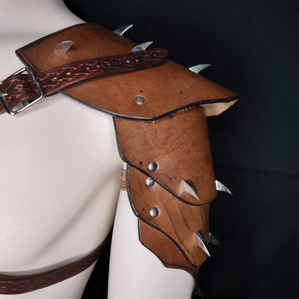Spalières en cuir – Armure RODEN