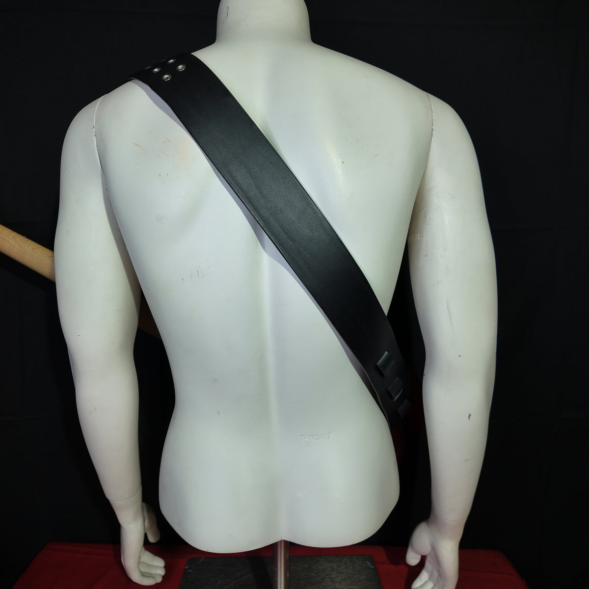 Sangle de guitare en cuir noir mat – Œillets & caractère