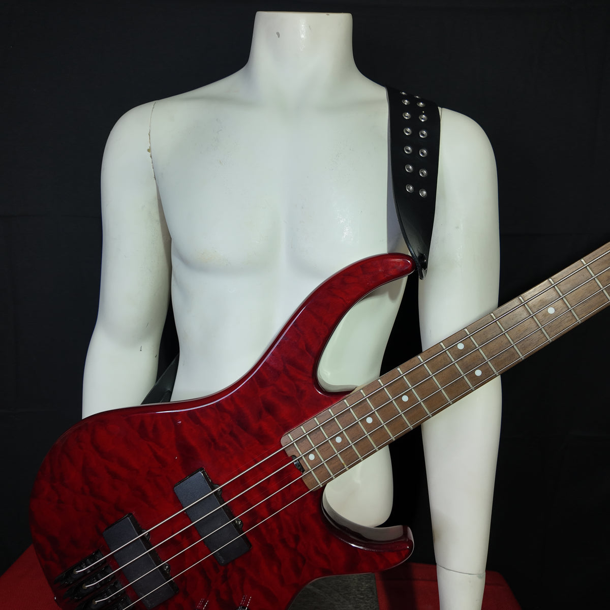 Sangle de guitare en cuir noir mat – Œillets & caractère