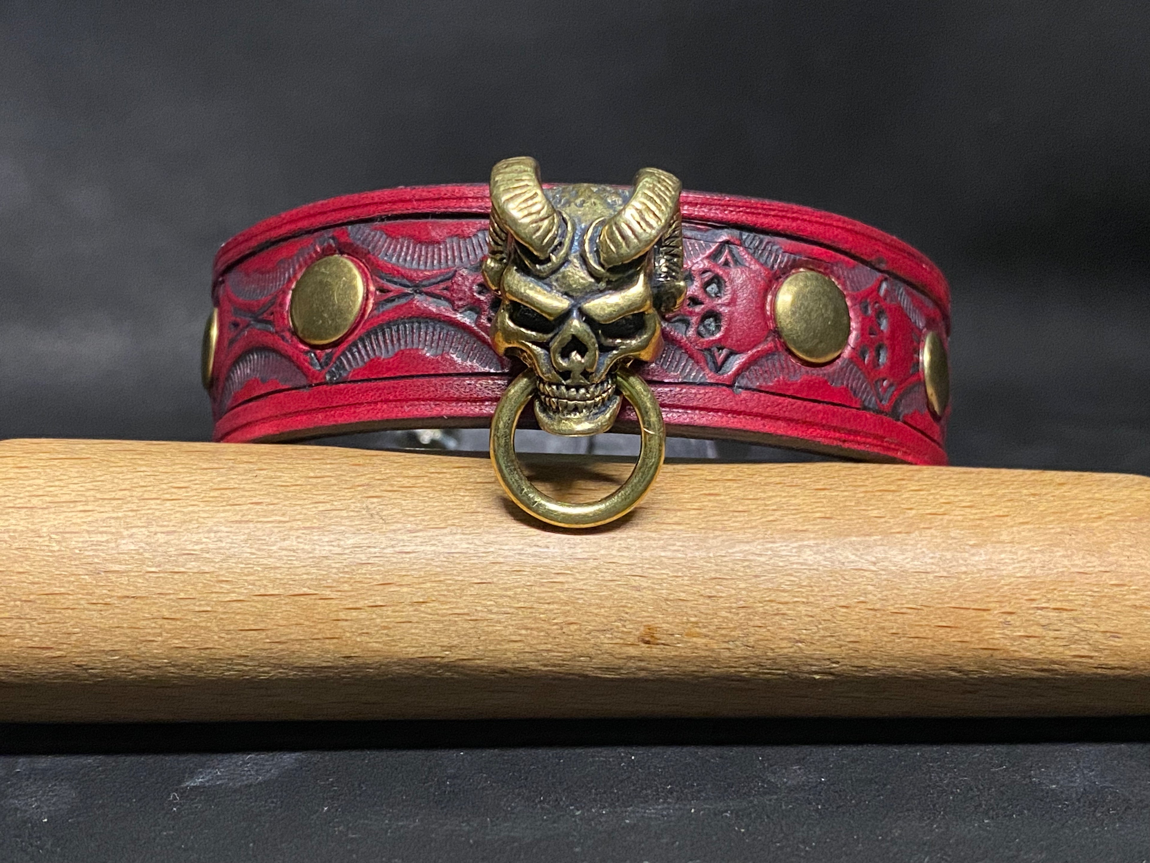 Bracelet en cuir Rubis – Sceau Infernal