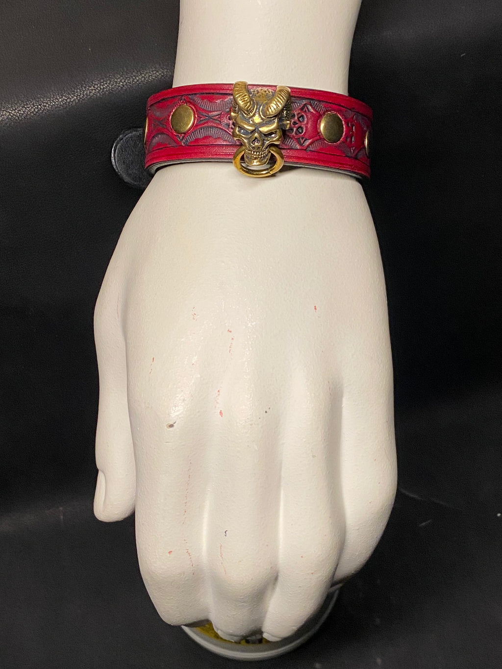 Bracelet en cuir Rubis – Sceau Infernal